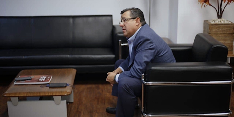 Protestas por uniformes caros tumban al director del Cobach