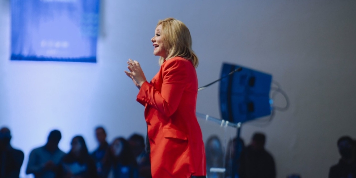 Maru sube en ranking de revista a la que paga publicidad del erario