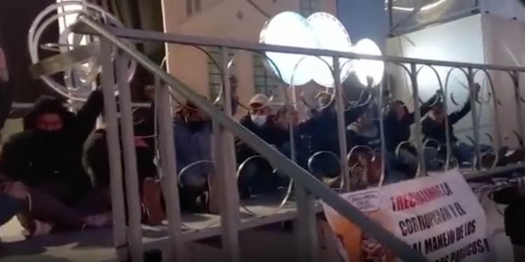 Toman escenario público de “La golondrina y su príncipe”. Piden castigar acto de corrupción
