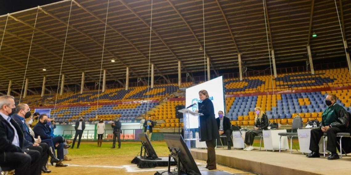 Maru Campos presumió la Universidad Chihuahua de Beisbol, que un año después no existe