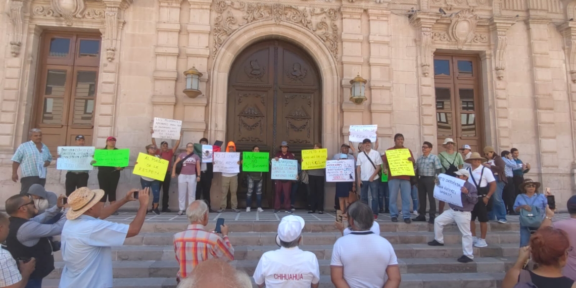 Frente a Palacio de Gobierno, exigen a Maru Campos entregar los nuevos libros de texto gratuitos