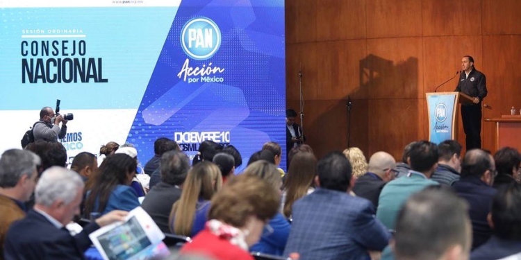 El País exhibe el rechazo de integrantes del Consejo Nacional del PAN a una alianza con el PRI