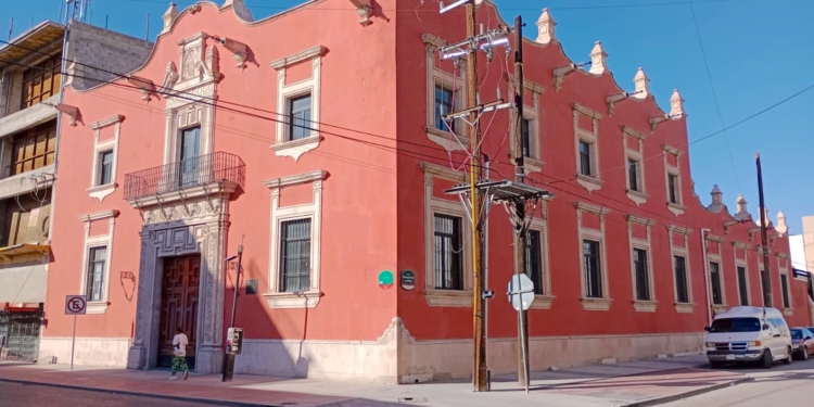 La Biblioteca El Correo “Miguel Ángel Granados Chapa” tiene cerrada dos años por Maru Campos