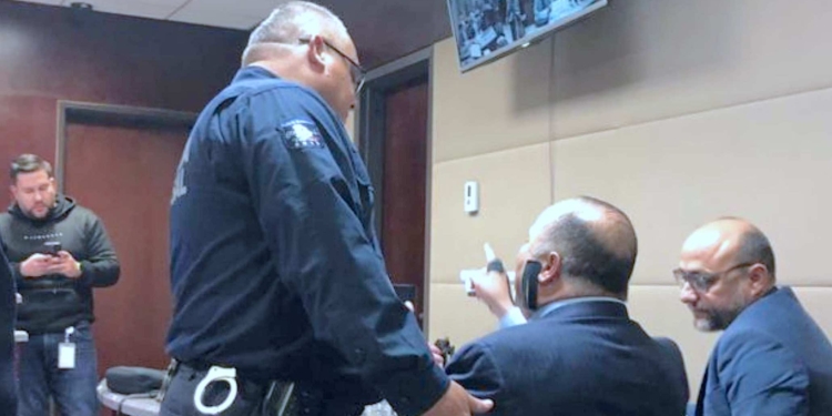 Enfurece César Duarte, grita a una jueza y desacata la instrucción de desalojar el tribunal