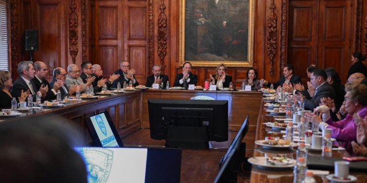 Maru Campos prepara el reparto de 15 notarías con el duartismo en Chihuahua