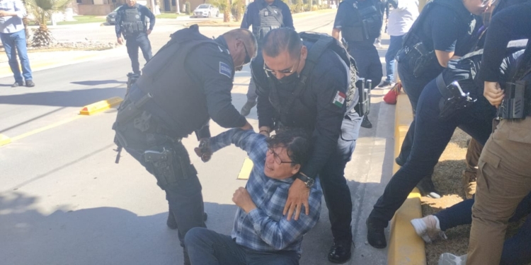 Con armas largas, policía de Juárez detiene a personas que protestaban contra la corrupción de Cruz Pérez Cuéllar