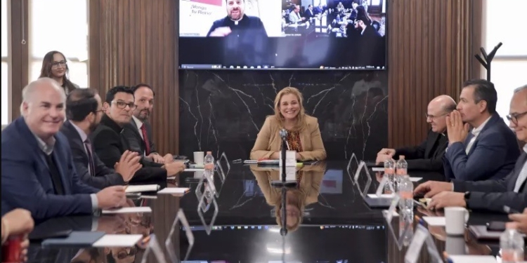 María Eugenia Campos prepara el regalo de un terreno público a Legionarios de Cristo