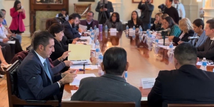 Morena exhibe que Maru Campos renovó todas las concesiones de transporte público pese al mal servicio