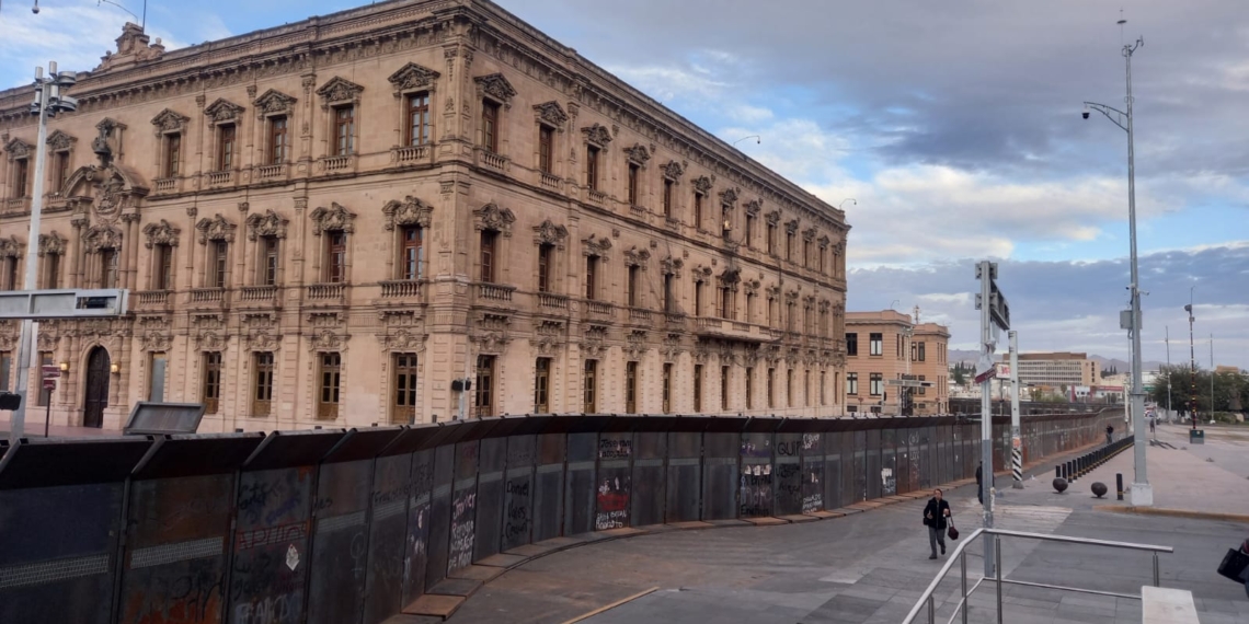 Maru Campos volvió a colocar vallas metálicas de $44 millones “para la protección” de Palacio de Gobierno