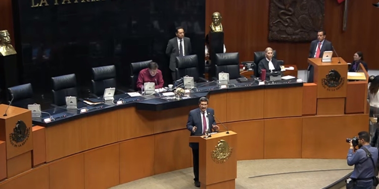Javier Corral destroza a Mario Vázquez en tribuna: ‘Eres un mandadero de César Duarte y Maru Campos’