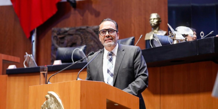 Loera presenta iniciativa para garantizar estacionamiento gratuito en plazas comerciales