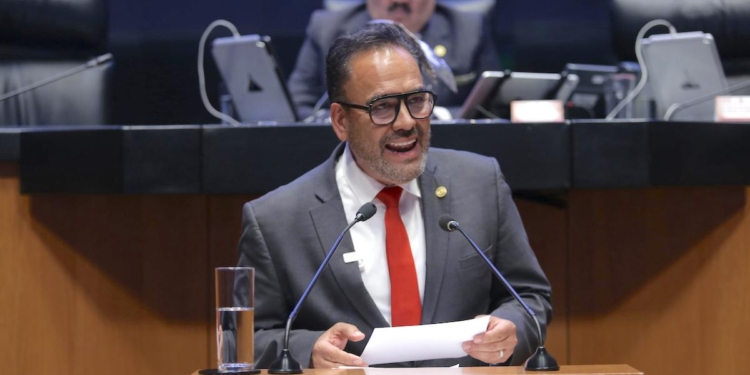 El senador Juan Carlos Loera presenta una iniciativa para municipalizar el servicio de transporte público