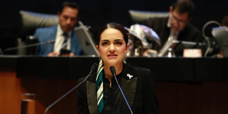 La presidenta Sheinbaum reconoce a Andrea Chávez por su defensa a la Cuarta Transformación