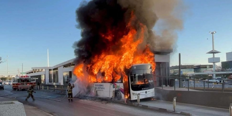 Incendio de camión Bowí exhibe malgasto de $30 millones en refacciones y mantenimiento