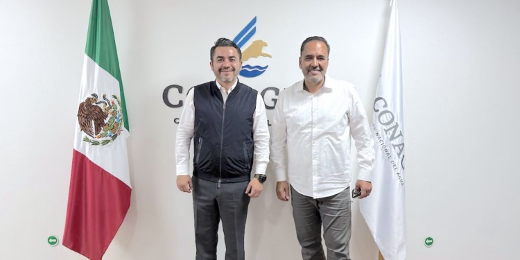 Juan Carlos Loera entrega a Conagua informe tecnico para denunciar sobreexplotación de agua en Chihuahua