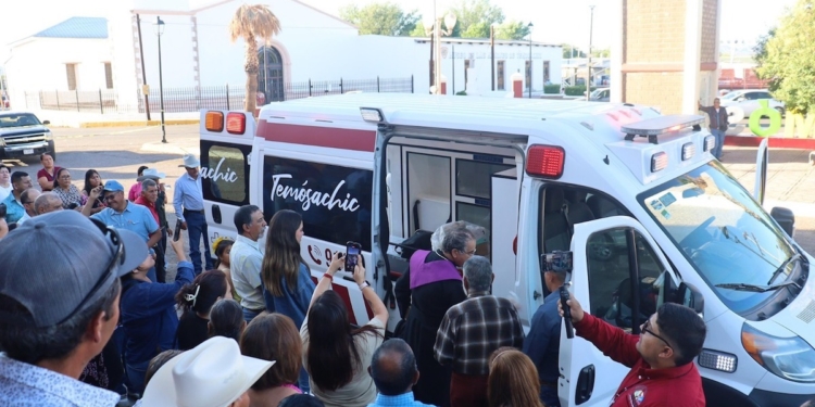 “La palabra que se empeña, se cumple”. Andrea Chávez entrega ambulancia en Temósachic