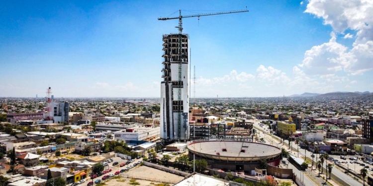 Javier Corral exhibe la corrupción y protección a Maru Campos por la interminable Torre Centinela