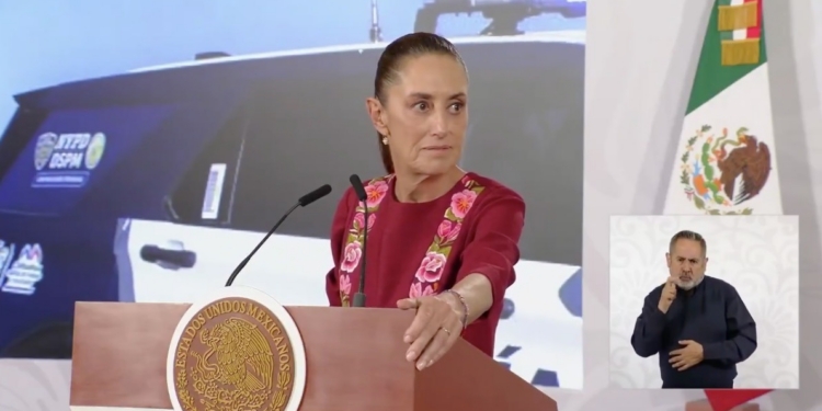 Sheinbaum exhibe uso ilegal de logotipo de la policía de Nueva York en patrullas de Chihuahua