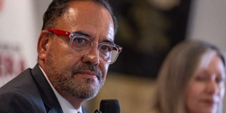 El senador Juan Carlos Loera defiende al IMSS ante la guerra sucia del PAN