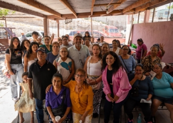 Juan Carlos Loera rinde homenaje a las trabajadoras del poniente de Ciudad Juárez