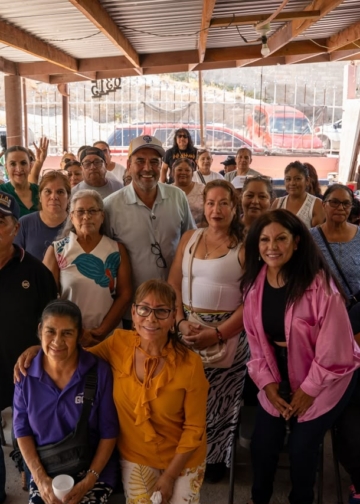 Juan Carlos Loera rinde homenaje a las trabajadoras del poniente de Ciudad Juárez