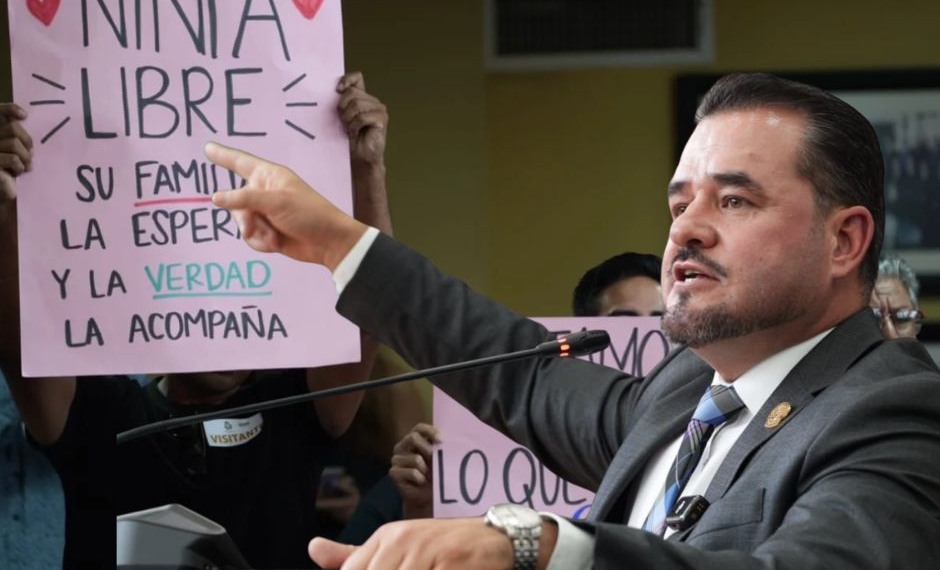 En la tribuna del Congreso, Óscar Avitia exige justicia para Ninfa Márquez